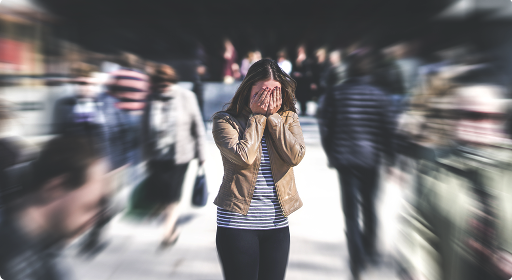 Atak paniki w miejscu publicznym. Kobieta ma atak zaburzeń lękowych. Psychologia, samotność, strach lub problemy ze zdrowiem psychicznym